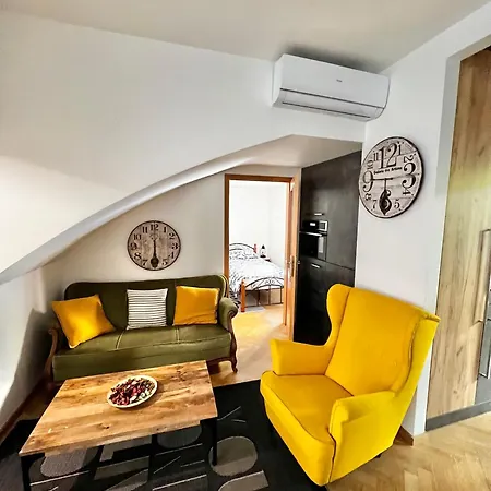 Old Town - Terrace & Parking شقة *